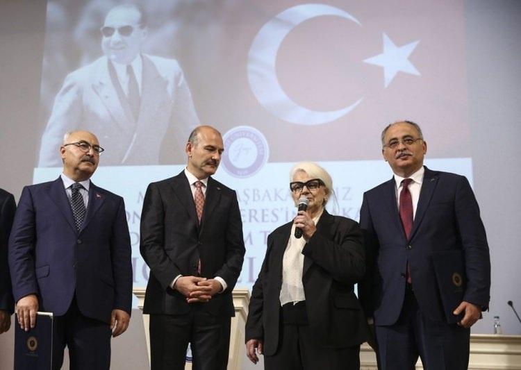 <p>Konuşmasında gençlere de seslenen Soylu, şunları söyledi:</p>
<p>"Biz, sadece kendimize ait bir memlekette yaşamıyoruz. Biz, aynı zamanda etrafındaki coğrafyanın ve dünyanın hakkını, adaletini, doğruluğunu, dürüstlüğünü ve aslında medeniyetin tüm değerlerinin kendine yansımasını bekleyen bir memlekette yaşıyoruz. Sorumluluğumuz, sadece 780 bin kilometrekareyle alakalı bir sorumluluk da değildir."</p>
<p> </p>