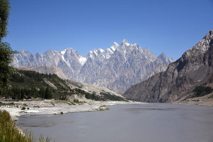 <p>Yaklaşık bin 300 kilometrelik otoban, Gilgit-Baltistan'ın 4 bin 200 metrelik Babusar zirvesinden başlıyor ve tüm İndus Nehri, Hunza Nehri ve "Katil Dağ" olarak bilinen Nanga Parbat'ın eteklerini geçerek Çin sınırındaki 4 bin 700 metrelik Khunjarab Geçidi'ne çıkıyor. </p>

<p> </p>
