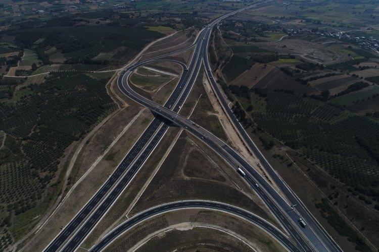 <p>Projenin en büyük ayağını oluşturan Osmangazi Köprüsü'nün 2016'da hizmete alındığını ifade eden Turhan, köprünün İstanbul-İzmir arasındaki mesafeyi 78 kilometre yani 1,5 saat kısalttığını bildirdi. </p>

<p> </p>
