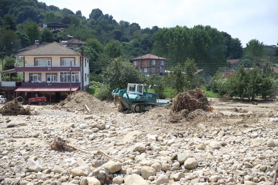 <p>Şu an evler ve dükkanlar temizleniyor, hasar görenlerin tutanağını tutuyorlar. Her türlü işlem sürüyor. Çok büyük hasar olduğu için toparlamak biraz uzun sürecektir ama yapacak bir şey yok, dayanacağız." şeklinde konuştu.</p>