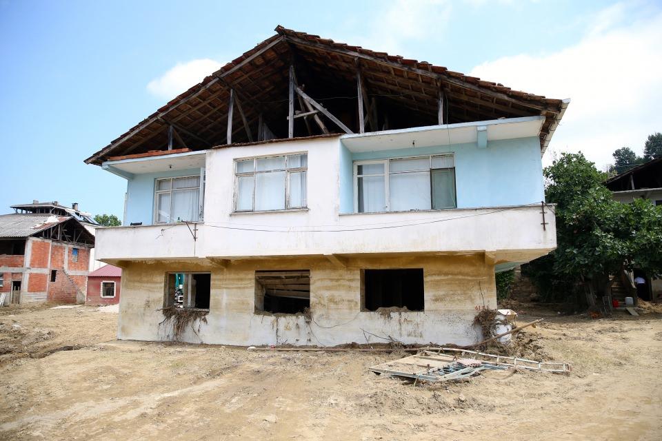 <p>Uğurlu köyü sakini 60 yaşındaki Havva Dağgül, selin meydana geldiği saatlerde oğluyla evde olduklarını söyledi.</p>
<p> </p>