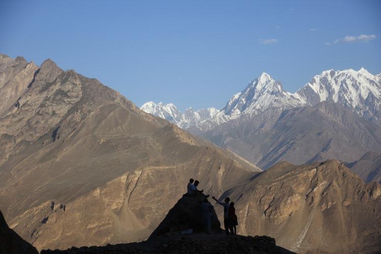 <p>Dünyada bulunan 8 bin metreden yüksek 14 zirvenin 5'i Gilgit-Baltistan'da bulunurken, eyalet sınırları içinde 7 bin metrenin üzerinde yaklaşık 50 zirve yer alıyor. </p>

<p> </p>

