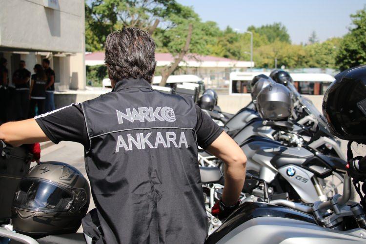 <p>Ankara İl Emniyet Müdürlüğü Narkotik Suçlarla Mücadele Şube Müdürlüğü bünyesindeki narkotim motosikletli polisler, şehrin çeşitli bölgelerinde ulaşılması güç yerlere motosikletlerle ulaşarak uyuşturucu ve uyarıcı madde satışı ile kullanımına yönelik denetimler gerçekleştiriyor. </p>
<p> </p>