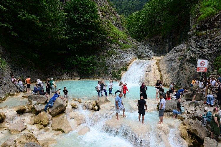 <p>Murat Yayla, Kurban Bayramı tatili süresince Mavigöl'ü yaklaşık 40 bin kişinin ziyaret etmesini beklediklerini sözlerine ekledi.</p>
<p> </p>