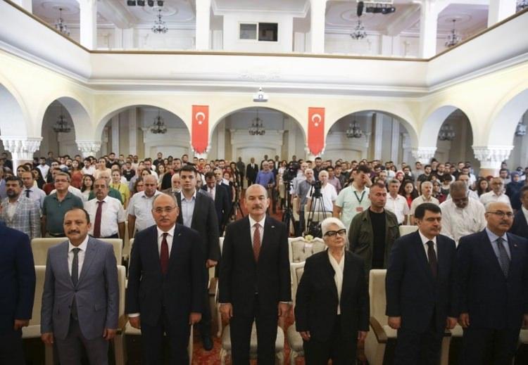 <p>İçişleri Bakanı Süleyman Soylu, Gazi Üniversitesi Rektörlük Binası'nda düzenlenen merhum Başbakan Adnan Menderes'in makam aracının Aydın Valiliği'ne devir teslim törenine katıldı.</p>

<p> </p>
