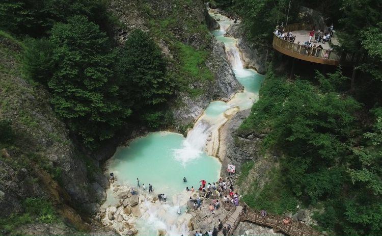 <p>Ulusal büyüklükteki tur şirketlerinin yüzde 90'ının Karadeniz turları kapsamında Mavigöl'e uğradığına işaret eden Yayla, "Bölgesel anlamda Samsun'dan Trabzon'a kadar günübirlik turlar geliyor. Cumartesi ve salı günleri özellikle tur otobüsleri geliyor. Bölge insanı da çok talep gösterdi, günlük 5 bin kişi Mavigöl'ü ziyaret ediyor." diye konuştu.</p>
<p> </p>