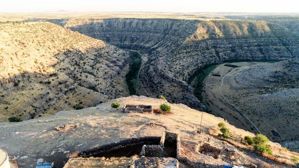 <p>"Tüm turistleri buraya davet ediyoruz. Gelsinler Cehennem Deresi'nin ne kadar güzel olduğunu görsünler. Buranın adı Cehennem Deresi ama cennet gibidir." diyen Erdoğan, bölgenin manzarası, suyu ve doğal güzellikleri ile görülmeye değer olduğunu dile getirdi.</p>
<p> </p>