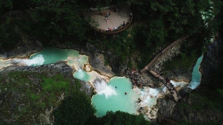 <p>Kuzalan Tabiat Parkı İşletmecisi Murat Yayla, AA muhabirine yaptığı açıklamada, mevsimsel olarak turkuaz rengi alan Mavigöl'ün son yıllarda çok rağbet gören bir turizm destinasyonu haline geldiğini söyledi.</p>