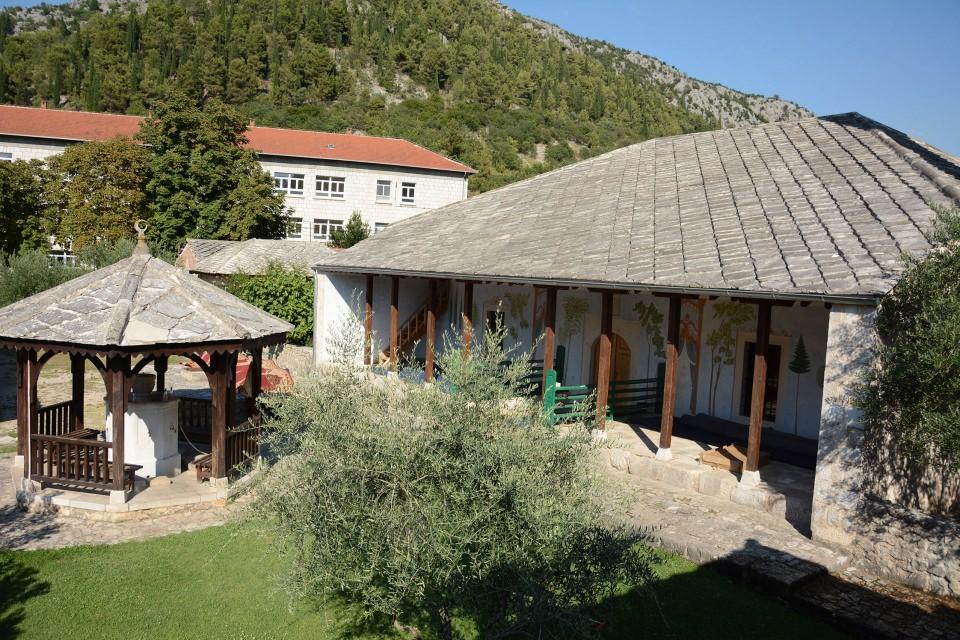 <p>Daha önce cami olmayan yerlere de camiler inşa ediyoruz. Onların amaçları ibadet yerlerini yok etmekti ama emellerine ulaşamadılar. Bugün şehirde savaş öncesinden daha fazla cami var." şeklinde konuştu.</p>