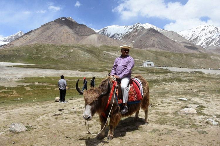<p>Bu zirveler özellikle Kerimabad bölgesinde toplanmış halde bulunuyor. Tarihi Hunza Prensliği'nin de başkenti olan Kerimabad'daki Baltit Kraliyet Sarayı, bu zirvelerin 5'ini aynı anda görebilirken, bölge, gün batımı izlemeye gelenlerin de uğrak noktası oluyor. </p>

<p> </p>

