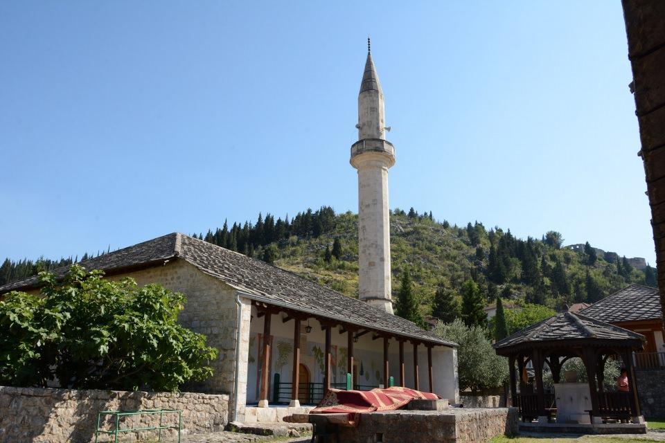 <p>Kapıları 7 gün 24 saat ziyaretçilere açık olan nadir Bosna Hersek camilerinden biri olan bu beş asırlık cami, Bosna'daki son savaşta (1992-1995) yıkıldı ve daha sonra yeniden inşa edildi. Cami, sadece Stolac şehrinin değil, Hersek bölgesinin de en önemli Osmanlı eserlerinden biri olarak kabul ediliyor.</p>
<p> </p>