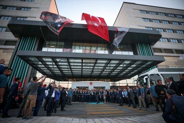 <p>Açılışın ardından hastaneyi gezerek incelemelerde bulunan Cumhurbaşkanı Erdoğan, beraberinde Cumhurbaşkanı Yardımcısı Fuat Oktay, Tarım ve Orman Bakanı Bekir Pakdemirli ile açılış kurdelesini kesti.</p>
