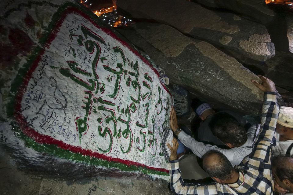 <p>Zirvede de dua edenlerin ve namaz kılanların yanına yaklaşan kediler, hacı adaylarının huşu içerisinde ibadet etmelerine mani olmadan, zirveden ayrılana kadar eşlik ediyor.</p>

<p> </p>
