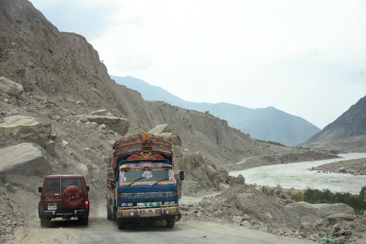 <p>Bu özelliğe sahip Gilgit-Baltistan'a her yıl binlerce yabancı dağcı, paraşütçü ve macera sporu yapan turist ziyarete geliyor. Eyalet Turizm Bakanlığı'ndan yapılan açıklamada, son 3 yılda K2 ve Nanga Parbat zirvelerine 100'ün üzerinde yabancı dağcının tırmanmak için geldiği ve bu sayının bir rekor olduğu açıklandı.</p>

<p> </p>
