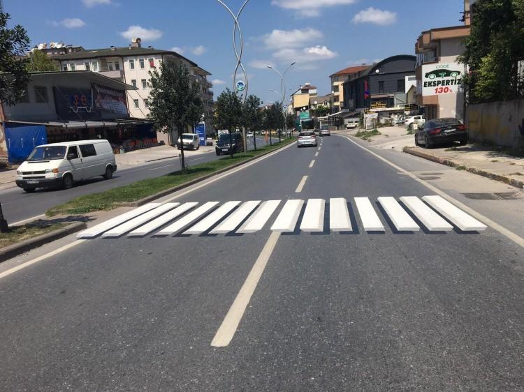 <p>Yeni uygulamayla Adapazarı Orhan Gazi Caddesi’nde bulunan yaya geçidi 3 boyutlu bir görünüm kazandı. </p>
<p> </p>