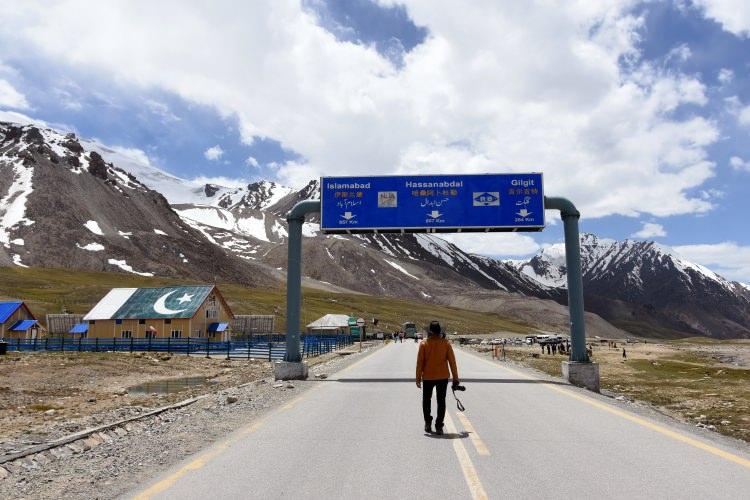 <p>Eyaletteki yerleşimlerin büyük çoğunluğu Karakurum ve Himalaya dağlarını birbirinden ayıran Hunza Vadisi'nde yer alıyor. Dağlardaki kar ve sarı rengin aksine vadi boyunca yerleşim alanları hem sıcak hem de yeşillik.</p>

<p> </p>
