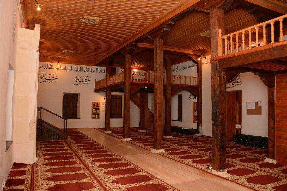 <p>Cami imamı Mersed Sabanovic, AA muhabirine yaptığı açıklamada, savaşın ardından aslına uygun olarak yeniden inşa edilen ve adeta küllerinden doğan bu tarihi caminin "şehrin kalbi" olduğunu belirterek, "Beş asırlık bu cami, ruhun baki olduğunun ve asla yok edilemediğinin kanıtıdır." dedi.</p>

<p> </p>
