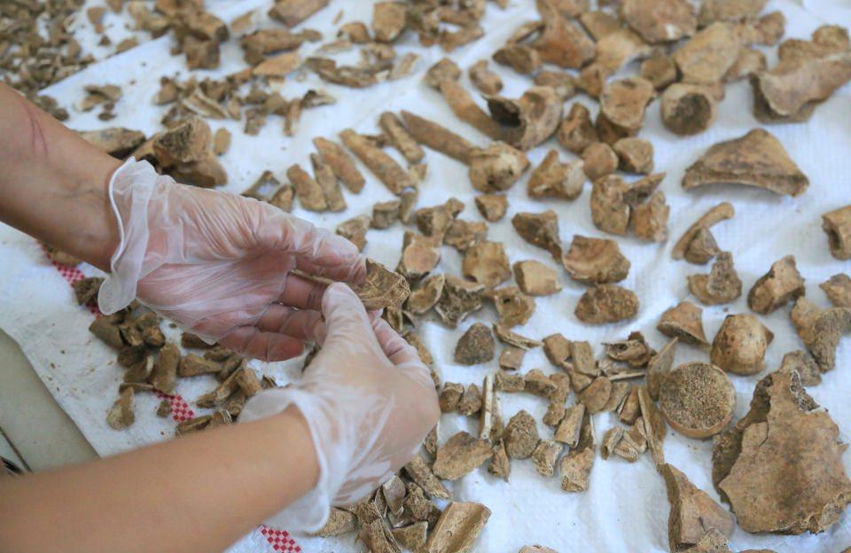 <p>Muğla'nın Milas ilçesindeki Euromos Antik Kenti'nde yürütülen kazı çalışmalarında arkeologlar, bir erkeğin 2 bin 200 yıl önce beyin ameliyatı geçirdiğini belirledi.</p>
