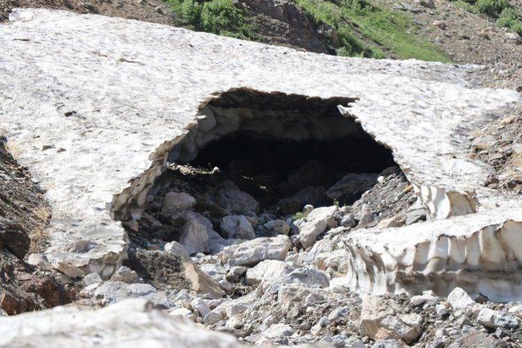 <p>Mereto Dağı zirvesinde kış aylarında düşen ve biriken kar, havanın ısınmasıyla eriyerek, 3 metre yüksekliğinde mağaralara ve 50 metre uzunluğunda tünellere dönüşüyor.</p>
<p>Bu doğa harikası mağara ve tüneller, yöre sakinleri kadar doğa fotoğrafçılarının da ilgisini çekiyor.</p>