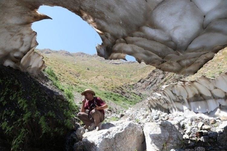 <p>Yaklaşık 20 gün sonra tamamen eriyip, kaybolması beklenen kardan mağara ve tünelleri görüntülemek isteyen doğa fotoğrafçıları bu manzara için zorlu bir yolculuğu göze alıyor.</p>
<p>Sason'dan araçla yaklaşık bir saat süren yolculuğun ardından Karayün köyüne ulaşan fotoğraf tutkunları, yarım saatlik zorlu bir tırmanışa geçiyor.</p>