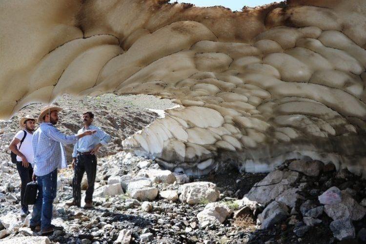 <p>Karayün köyü muhtarı Mehmet Bas, yaptığı açıklamada, kardan oluşan mağara ve tünellerin doğa harikası olduğunu söyledi.</p>
