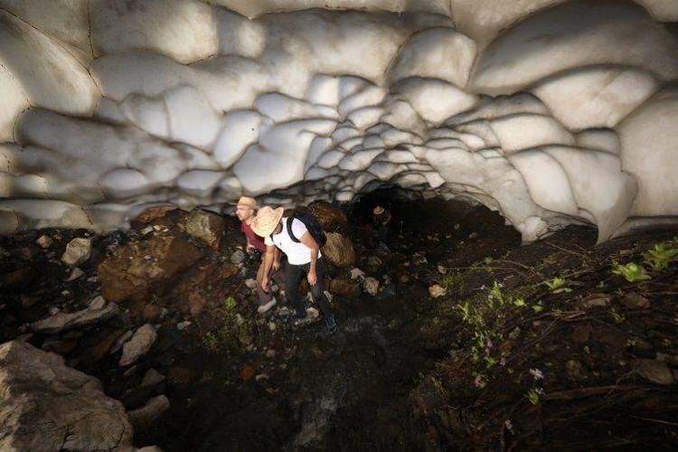 <p>Herkesi köylerine davet eden Bas, "Burada kar 8 metreye kadar ulaşıyor. Bazen çığdan dolayı 15 metreye kadar kar kalınlığı yükseliyor. Kışın çok zorluk çekiyoruz ama yazları bu manzaranın oluşması zorlukları unutturuyor. Bu doğa harikasını görmek isteyen herkesi köyümüze bekliyoruz" dedi.</p>