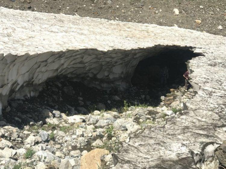 <p>Bu eşsiz manzaranın mutlaka görülmesi gerektiğini, doğa oluşumlarının turizme de kazandırılabileceğini kaydeden Atalay, "Bölgenin en yüksek dağı olan 2 bin 973 rakımlı Mereto Dağı'nda, Karayün köyündeki kar mağaralarına ulaştık. </p>