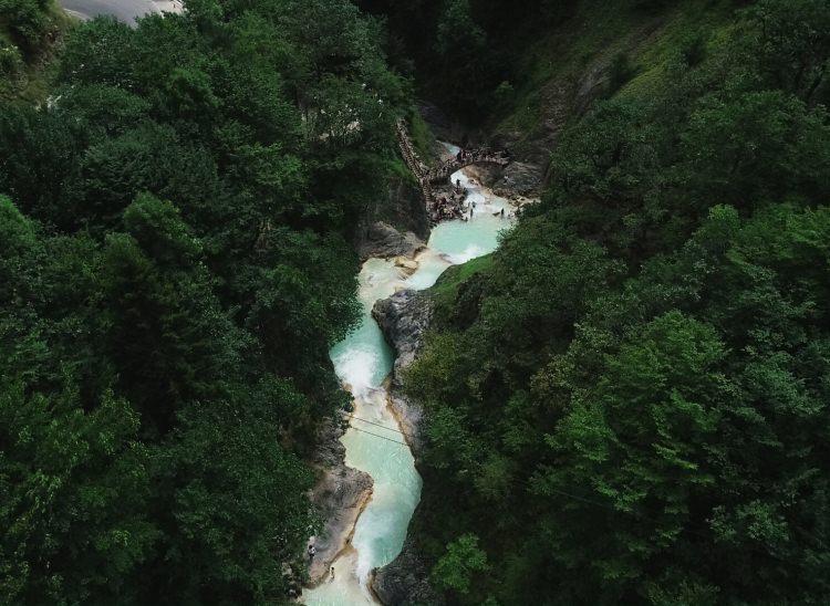 <p>Giresun-Şebinkarahisar yolundaki derede yer alan Mavigöl, kente gelen yerli ve yabancı turistlerin ziyaret ettiği yerlerin başında geliyor.</p>
<p> </p>