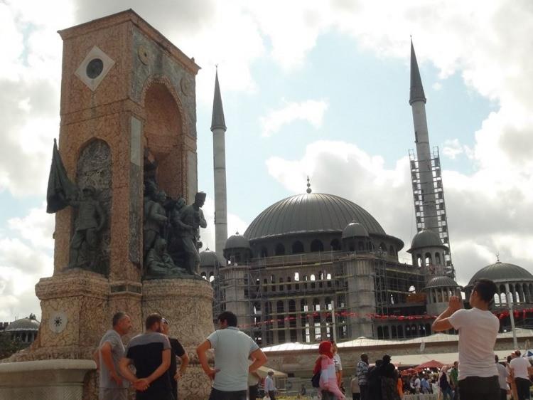 <p>Çalışmaların tüm hızıyla devam ettiği, tamamlandığında bin 570 kişinin aynı anda ibadet edebileceği Taksim Camii'nin minaresine iskele kuruldu. Bu iskele sayesinde minaredeki son çalışmalar yapılıyor.</p>

<p> </p>
