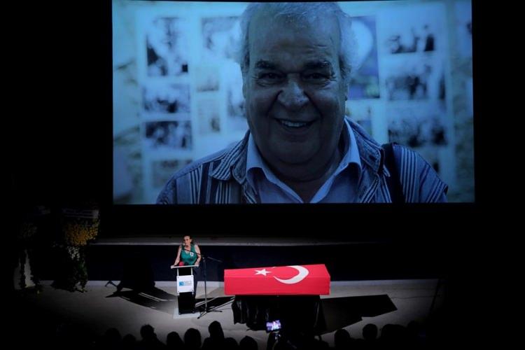 <p>Nur Sürer ve Cengiz Semercioğlu, Sezici'nin önemli bir aktör olduğunu vurguladılar.</p>
