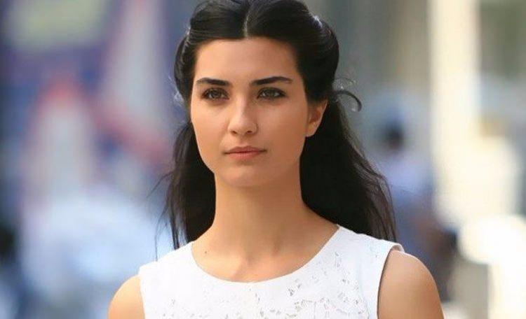 <p>Tuba Büyüküstün, Mimar Sinan Üniversitesi Sahne Dekorları ve Kostüm Tasarımı bölümünden mezun oldu. Eğer oyunculuk konusunda yeteneği olmasaydı sahne arkasında çalışıyor olacaktı.</p>

<p> </p>
