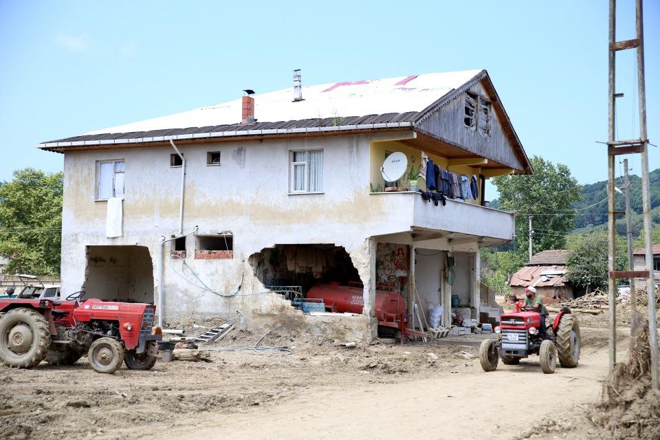 <p>Bölgede 17 ve 18 Temmuz'da etkili olan kuvvetli yağıştan sonra Cumayeri, Gölyaka ve Akçakoca ilçelerinde Melen Çayı'nın taşması nedeniyle yaşanan sel ve heyelanın ardından AFAD, DSİ, Kızılay ile bazı büyükşehir belediyelerinden gelen ekiplerin hayatı iyileştirme çalışmaları yoğun tempoda devam ediyor. </p>
<p> </p>