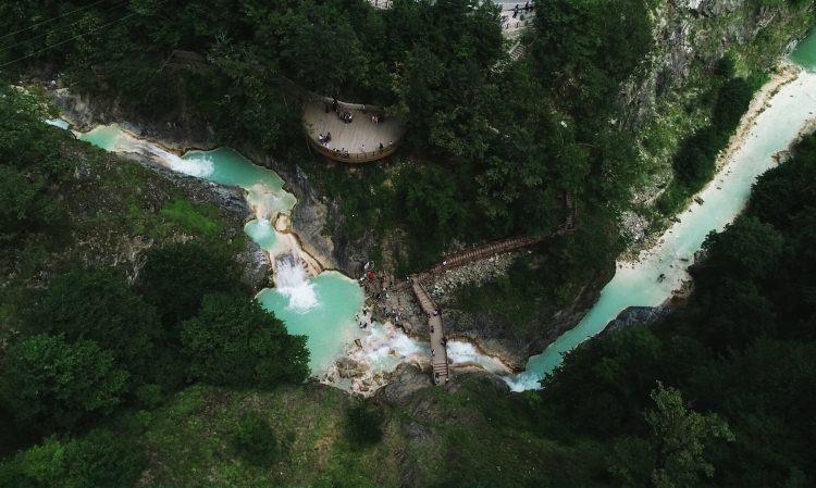 <p>Karadeniz'in tek sodalı deresi olan Göksu Deresi içinde, havzanın kayalık yapısına bağlı oluşan göller, karların erimesiyle hazirandan itibaren aralık ayına kadar turkuaz renkte akıyor.</p>
<p> </p>