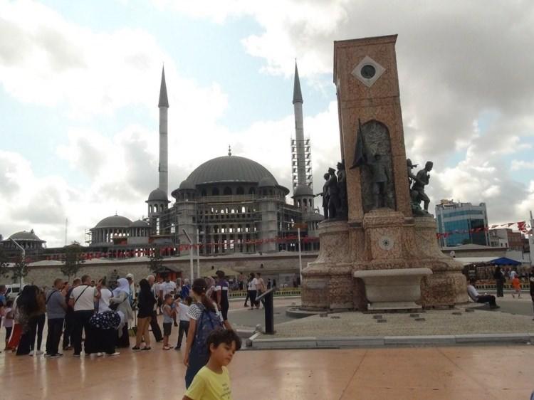 <p>Öte yandan konferans ve sergi salonlarıyla kültürel etkinlikler de düzenlenecek olan caminin, 165 araçlık 3 katlı otoparkıyla da Taksim'de vatandaşların park yeri sıkıntısına önemli ölçüde katkı sağlaması bekleniyor.</p>
<p> </p>