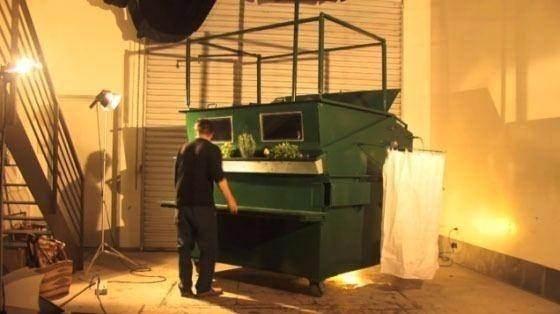 <p>“Çatı”ya 6 galonluk bir su tankı yerleştiren Kloehn, mutfakta da elektrikle çalışan küçük bir ocak ve mikrodalga fırın kullanıyor.</p>
<p> </p>