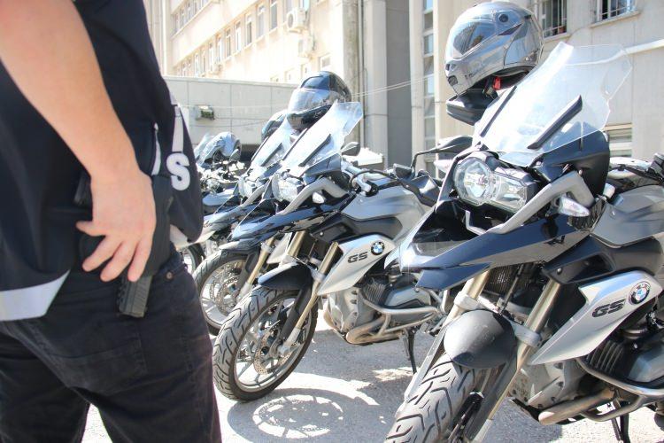 <p><strong>Sahada “Hayalet” olarak anılıyorlar</strong><br />
<br />
Narkotik motorize ekipleri özellikle eğitim-öğretim dönemleri içerisinde okul çevrelerinde devriye görevinde bulunuyor. Toplumda, gençlerin yoğunlukta bulunduğu başta kafe, park, bahçe ve umumi yerlerde görev alınıyor. </p>