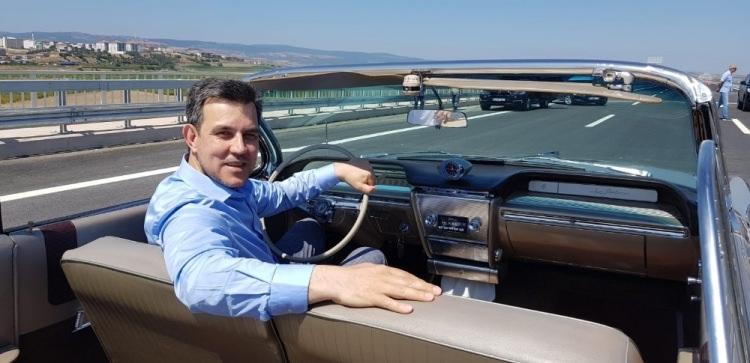 <p>İstanbul ile İzmir arasını 3,5 saate d&uuml;ş&uuml;recek ve 10 milyar dolarlık yatırımla T&uuml;rkiye&rsquo;nin en b&uuml;y&uuml;k projesi olan İstanbul İzmir otobanında sona gelindi. 29 Ekim&rsquo;de a&ccedil;ılması planlanan dev proje, &ccedil;alışmaların beklenenden &ouml;nce tamamlanmasıyla 4 Ağustos Pazar g&uuml;n&uuml; Cumhurbaşkanı Recep Tayyip Erdoğan tarafından a&ccedil;ılacak.</p>
