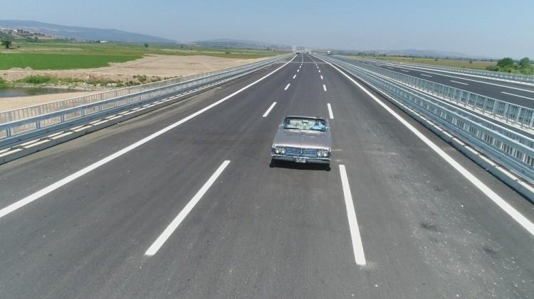 <p>Esgin, İhlas Haber Ajansı muhabirine yaptığı a&ccedil;ıklamada, T&uuml;rkiye Cumhuriyeti yakın tarihinin en b&uuml;y&uuml;k projelerinden birisi İstanbul ile İzmir&rsquo;i entegre eden 426 kilometrelik yolun tamamını pazar g&uuml;n&uuml; Cumhurbaşkanımız Bursa&rsquo;dan hizmete a&ccedil;ıyor.&nbsp;</p>

