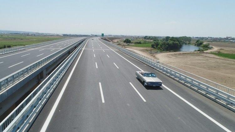 <p>&nbsp;Bu g&uuml;ne kadar hep bu gaye ile gayret g&ouml;sterdik. Bug&uuml;nde yine Bursa Şehir Hastanesiyle birlikte Bursa - İzmir - İstanbul otoyolunun a&ccedil;ılıyor oluşunun gururunu yaşıyoruz. Ben sayın Cumhurbaşkanımıza Bursa halkı adına teşekk&uuml;r etmek istiyorum.&nbsp;</p>
