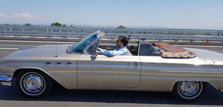 <p>Bu sadece insanları bir yerden bir yere ulaştıran bir yatırım değil. Hem &uuml;lkemizin, hem şehirlerimizin ekonomisine, ticaretine, tarımına, turizmine &ccedil;ok b&uuml;y&uuml;k katkılar sunacak yeni ve b&uuml;y&uuml;k yatırımları da ortaya koyacak bir &ccedil;ok gelişmenin &ouml;nc&uuml;l&uuml; olarak ortaya konan bir yatırım olarak g&ouml;r&uuml;yorum.&nbsp;</p>
