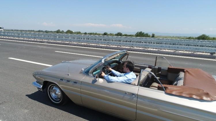 <p>Ak Parti Bursa Milletvekili Mustafa Esgin, yapımı tamamlanan oto yolun Bursa etabını 1963 model klasik otomobil ile test etti. Sanat eseri g&ouml;r&uuml;n&uuml;m&uuml;ndeki dev proje g&ouml;ky&uuml;z&uuml;nden de drone ile g&ouml;r&uuml;nt&uuml;lendi.</p>
