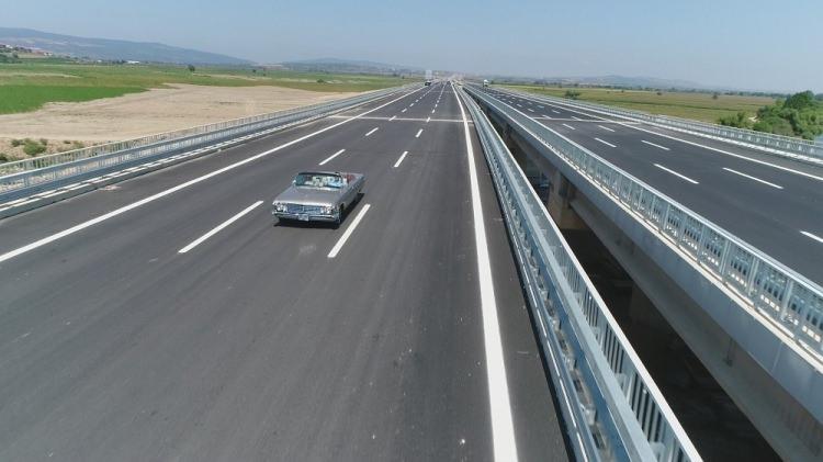 <p>T&uuml;rkiye&rsquo;nin 2023, 2053 ve 2071 olarak sembolize ettiği hedefler aslında bu &uuml;lkenin geleceğine istikbaline y&ouml;nelik hedeflerdir. Bunun m&uuml;cadelesini veriyoruz. Ben b&uuml;t&uuml;n Bursa&rsquo;lı hemşehrilerimi pazar g&uuml;n&uuml; otoyolun a&ccedil;ılışına davet ediyorum" dedi.</p>

<p>&nbsp;</p>
