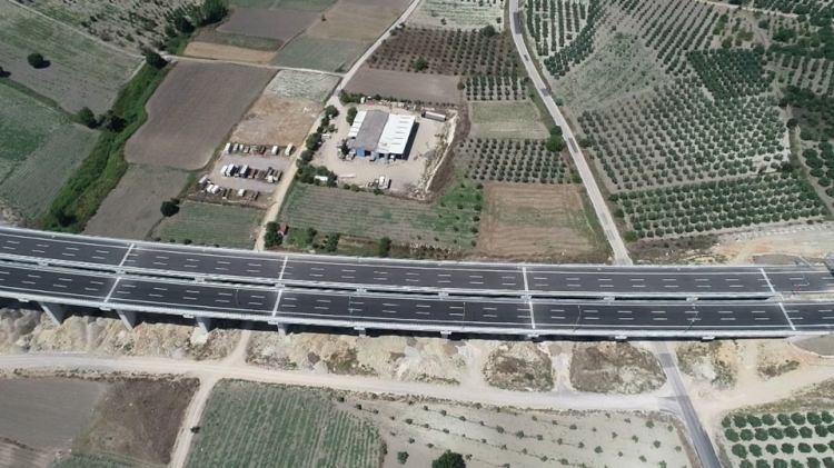 <p>İstanbul ile İzmir arasındaki 8 saatlik seyahat süresini 3,5 saate düşürecek İstanbul-İzmir Otoyolu'nun 192 kilometrelik kesimi, Cumhurbaşkanı Recep Tayyip Erdoğan tarafından bugün hizmete açıldı.</p>
<p> </p>