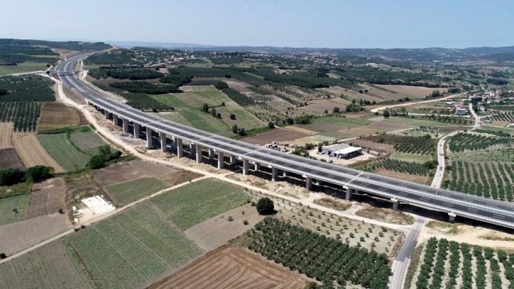 <p>Marmara ile Ege bölgelerini birbirine bağlamak için yapımına 2010 yılında başlanan İstanbul-Bursa- İzmir Otoyolu'nda sona yaklaşıldı.</p>