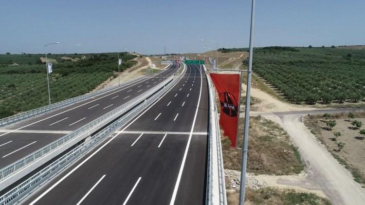 <p>1 asma köprü, 2'si çelik olmak üzere 38 viyadük, 3 tünel, 179 köprünün bulunduğu projenin tamamen hizmete girmesiyle birlikte 2019 yılı tahmini trafik değerleri dikkate alındığında, zamandan 2 milyar 500 milyon lira, akaryakıttan 930 milyon lira olmak üzere yıllık toplam 3 milyar 430 milyon lira tasarruf sağlanacağı öngörülüyor.</p>