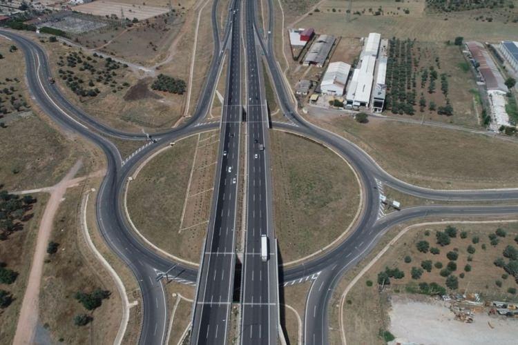 <p>2023 yılı tahmini trafik değerleri dikkate alındığında, zamandan 3 milyar lira, akaryakıttan 1 milyar 120 milyon lira olmak üzere toplam 4 milyar 120 milyon lira yıllık tasarruf olacağı tahmin ediliyor.</p>
