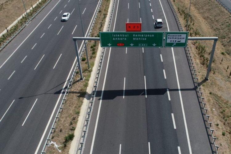 <p>İstanbul-İzmir otoyolunda ücret tarifesi şöyle: <br />
<br />
1. sınıf araçlar: 256,3 TL<br />
2. sınıf araçlar: 410 TL<br />
3. sınıf araçlar: 486,9 TL<br />
4. sınıf araçlar: 645,8<br />
5. sınıfaraçlar: 815 TL</p>
