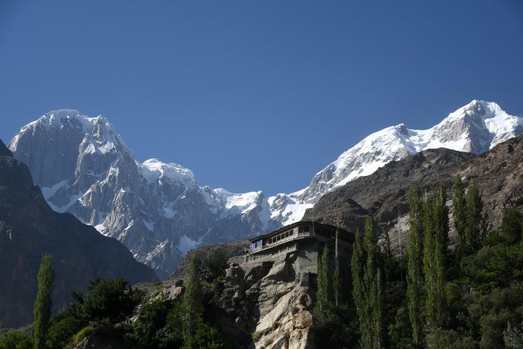 <p>Hunza Vadisi, Pakistan'ın en çok kayısı üreten bölgesi olmanın yanında 2 milyonu aşkın turistin yaklaşık 1,5 milyonuna da ev sahipliği yapan otellere sahip bulunuyor. </p>

<p> </p>
