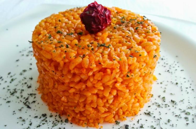 <p><span style="color:#800080"><strong>BULGUR PİLAVI</strong></span></p>
<p><span style="color:#000080"><strong>Güneydoğu bölgesinde yaygın olarak kullanılan, son yıllarda neredeyse tüm et lokantalarında salata ile beraber servis edilen bulgurun tane tane ve enfes tarifini sizlerle paylaşıyoruzç Yapımı çok kolay olan bulgur pilavını yeni yemek yapmaya başlayanlar çok sevecek. Peki bu kadar bahsettiğimiz bulgur pilavının enfes tarifi nedir? Gelin birlikte öğrenelim....</strong></span></p>
<p><em><a href="http://www.yasemin.com/yemek/haber/2882979-bulgur-pilavi-nasil-yapilir-enfes-bulgur-pilavi-tarifi" target="_blank"><span style="color:#B22222"><strong>BULGUR PİLAVI TARİFİ İÇİN TIKLAYIN....</strong></span></a></em></p>