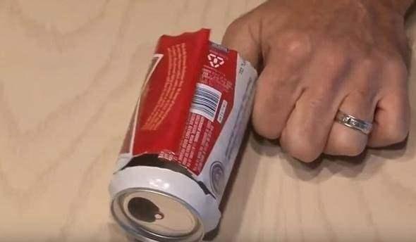 <p>Ardından teneke kutuyu ortadan ikiye ayırıyoruz!</p>
<p> </p>